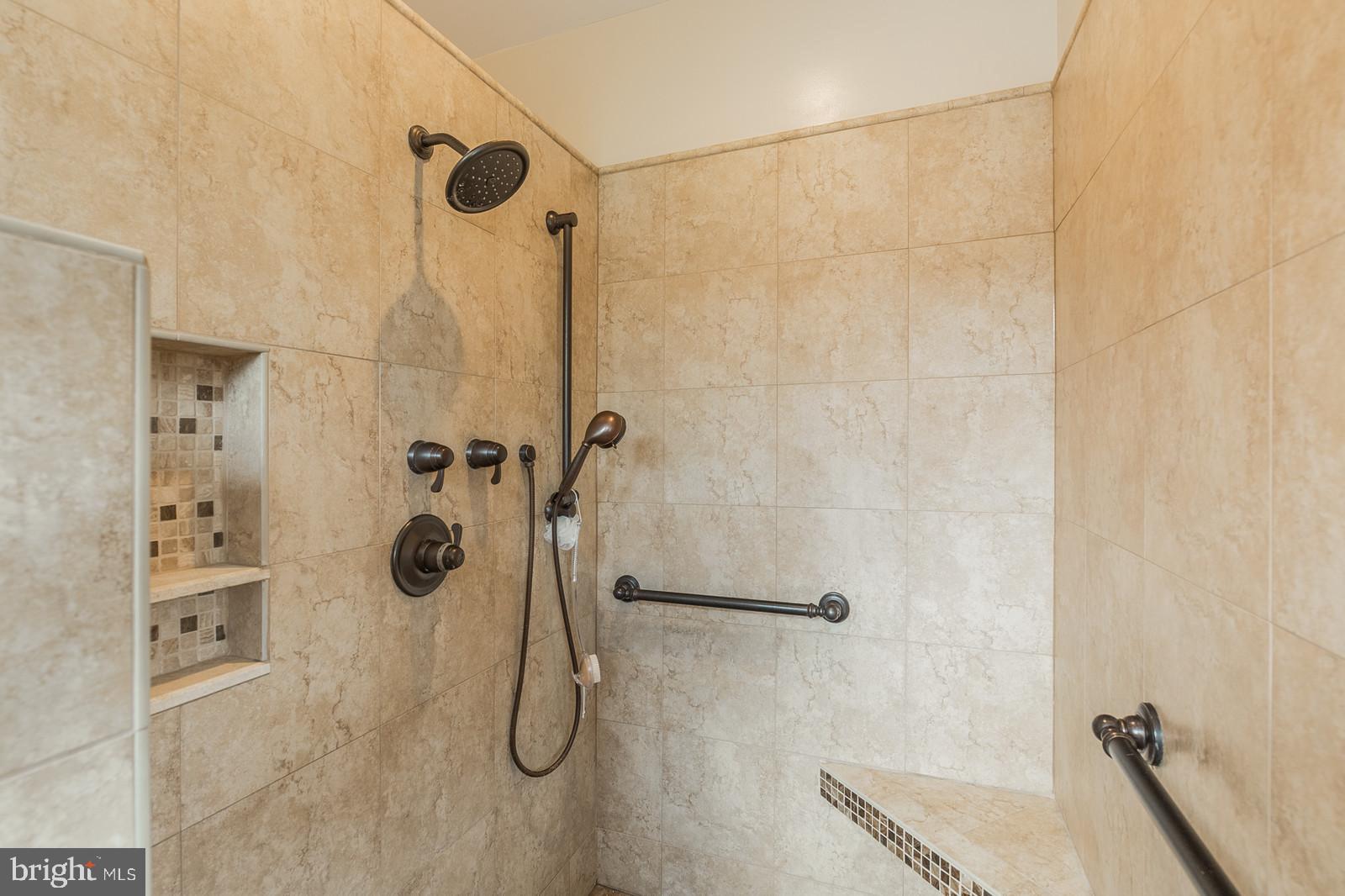 FOUR SEASONS - Residential