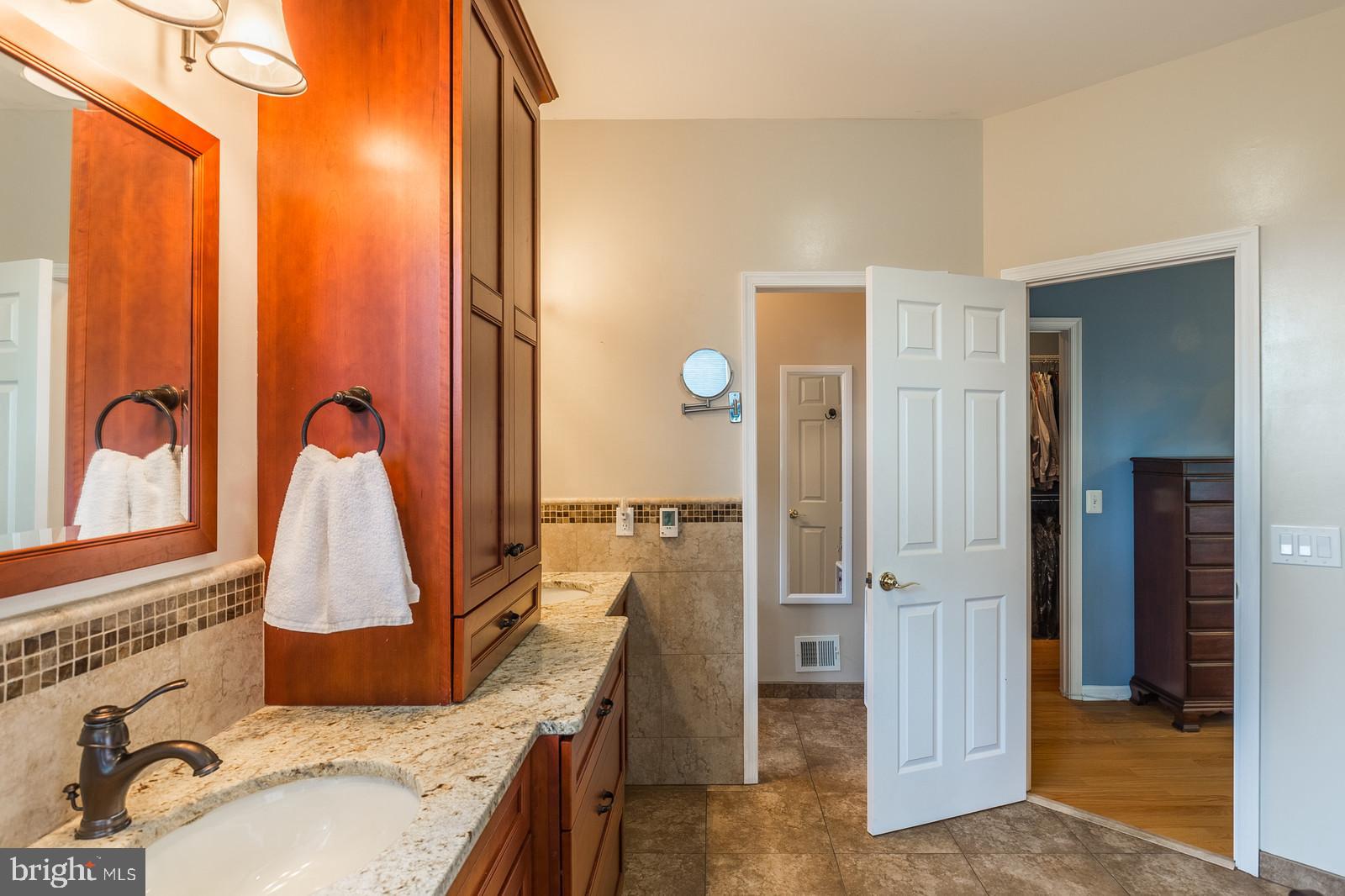 FOUR SEASONS - Residential