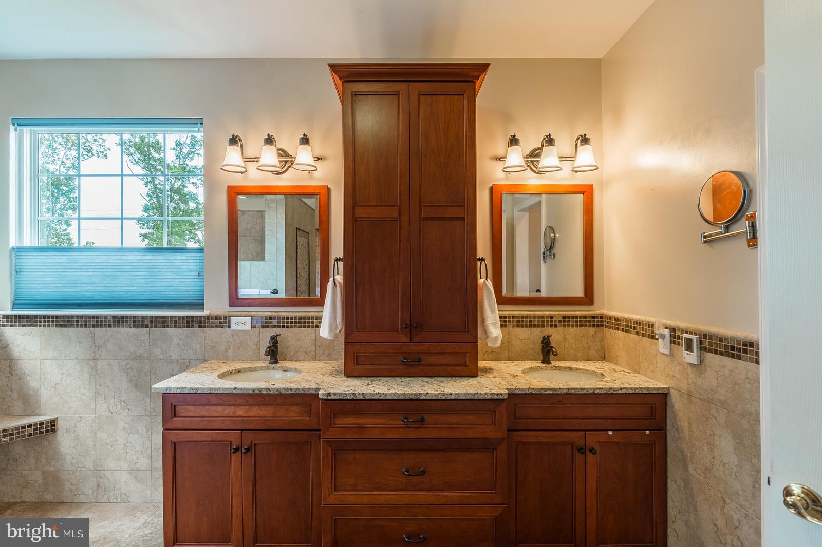 FOUR SEASONS - Residential