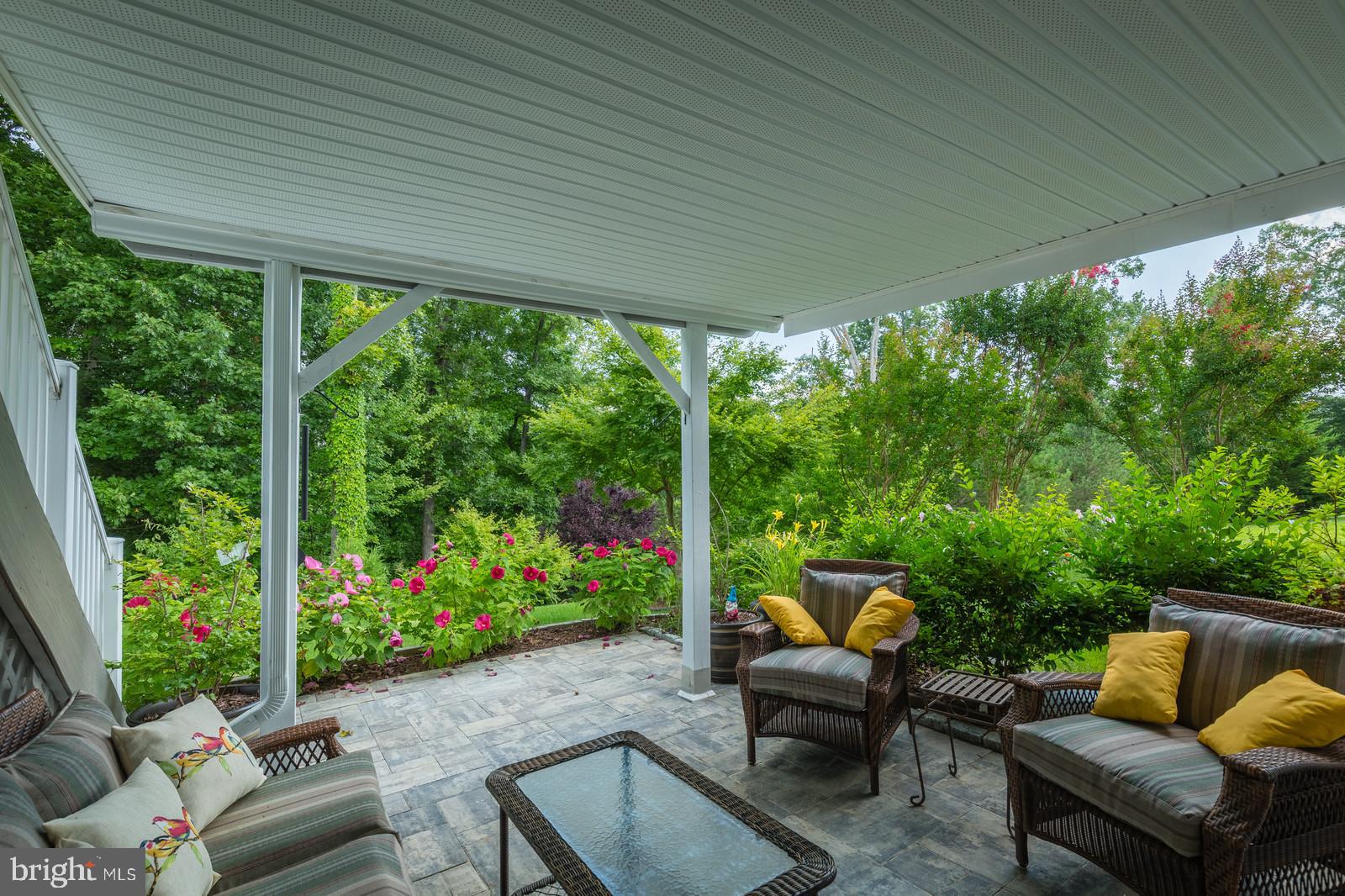 FOUR SEASONS - Residential