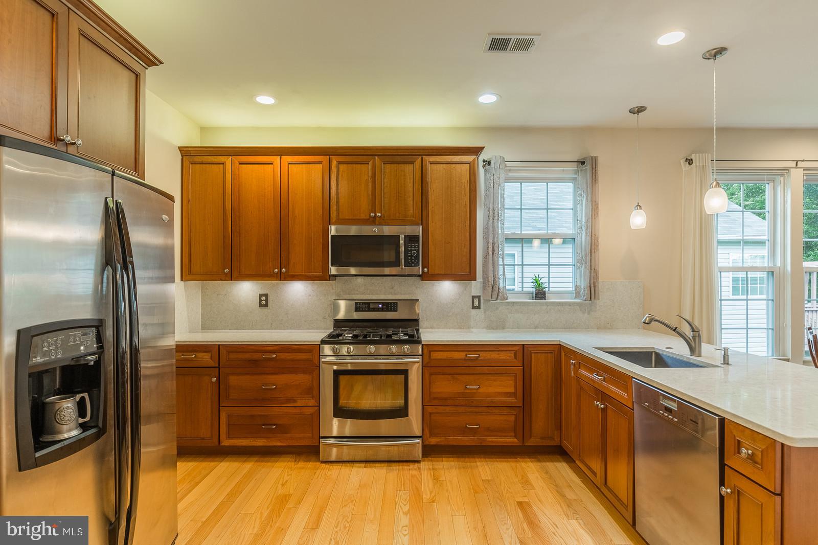 FOUR SEASONS - Residential