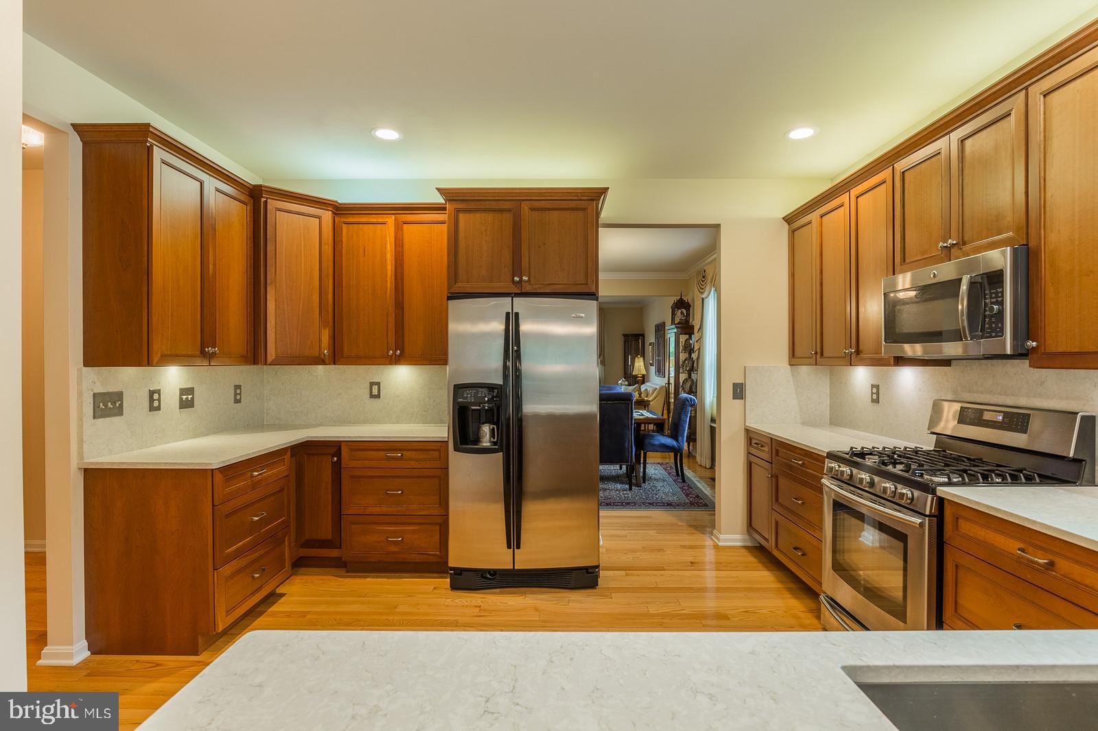 FOUR SEASONS - Residential