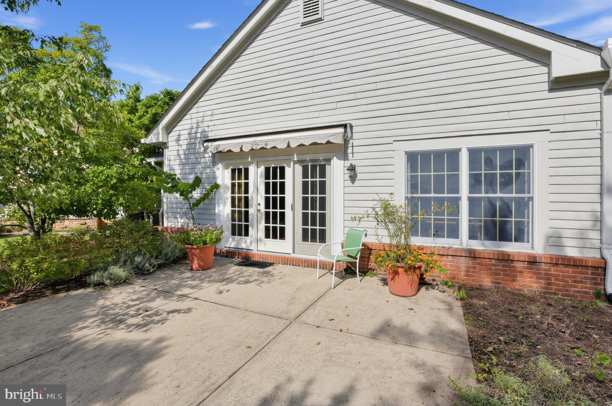 4 HEDGE ROW ROAD