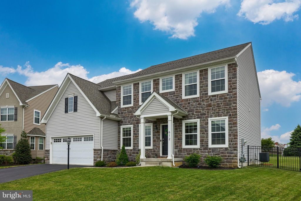 Photo of 612 WARMINSTER LN, LITITZ, PA 17543 (MLS # PALA2035320)