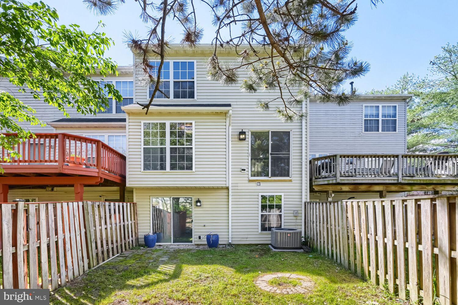 THE VILLAGES OF LYONSFIELD RUN - Residential