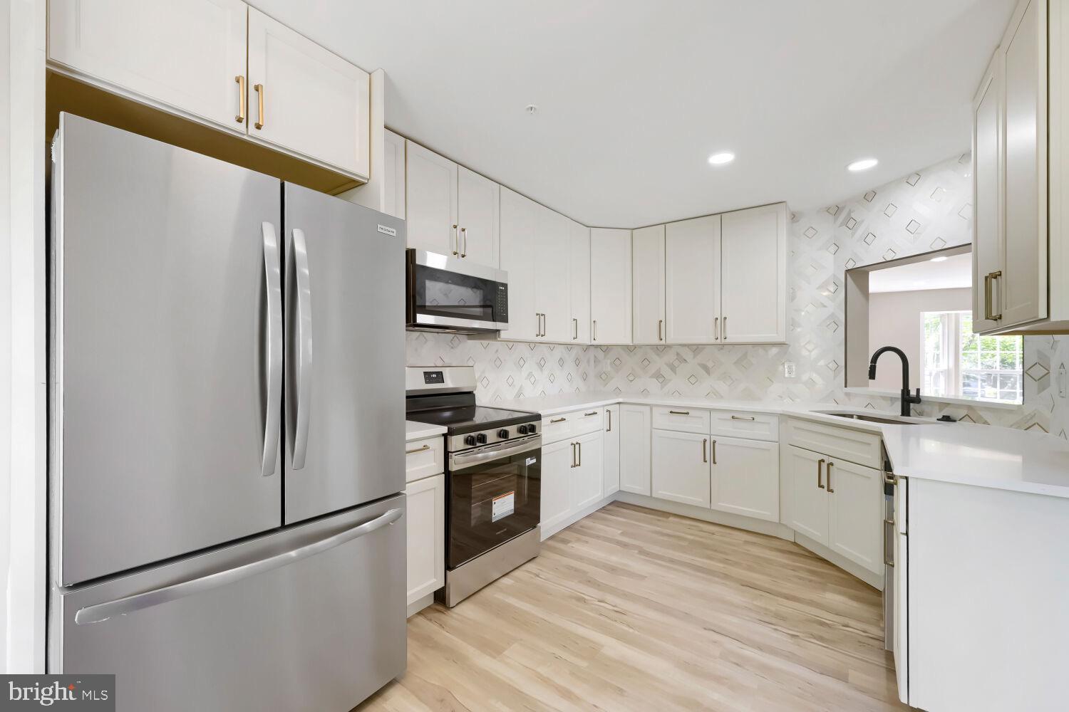 THE VILLAGES OF LYONSFIELD RUN - Residential