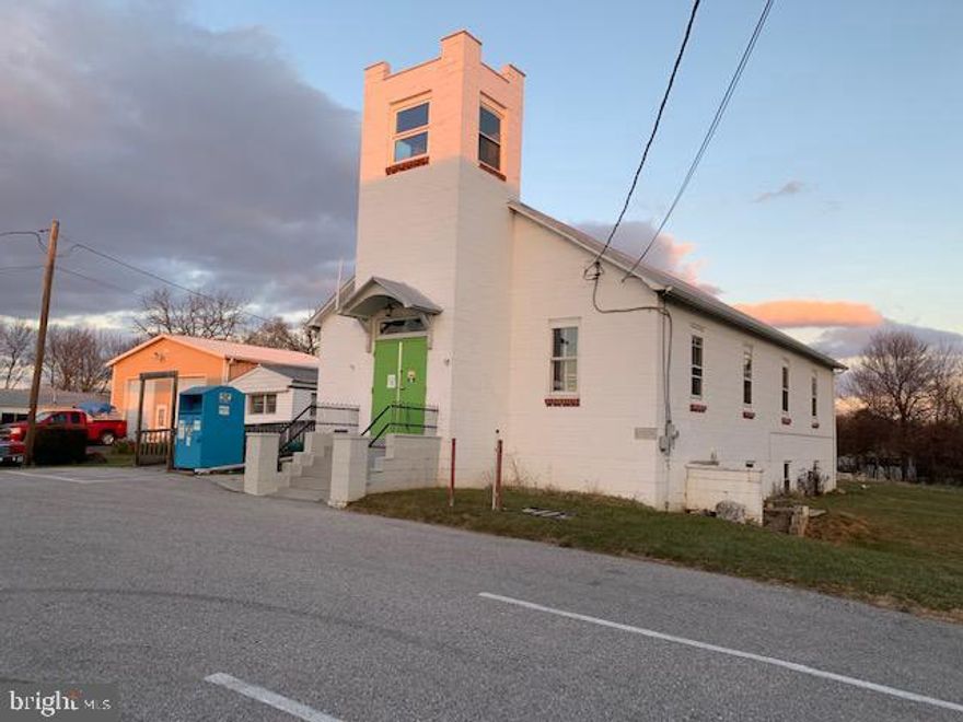 If you are looking for a unique space for your retail space, studio, or other commercial use, this may be the place for you! Join the Bead Emporium at this high traffic/high visibility location with 1500+ sf of flexible space. The property is convenient to major routes, shopping centers, and minutes from the downtown.