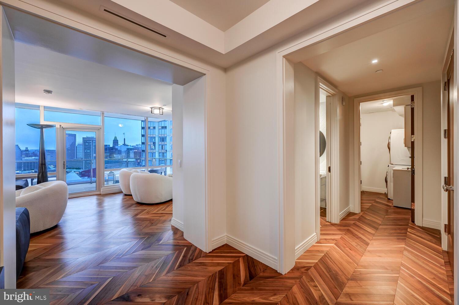 FOUR SEASONS PRIVATE RESIDENCES - Residential