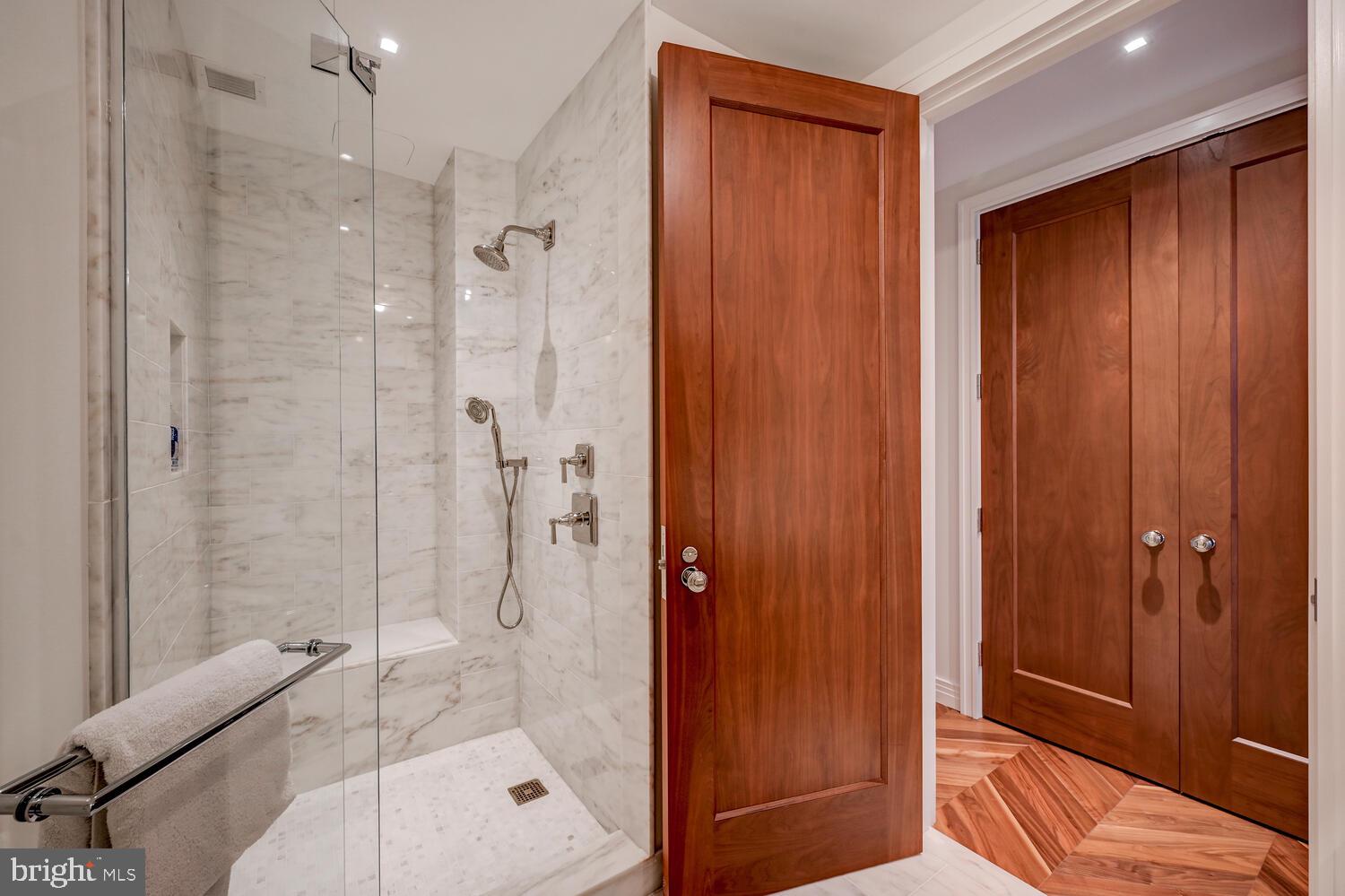 FOUR SEASONS PRIVATE RESIDENCES - Residential