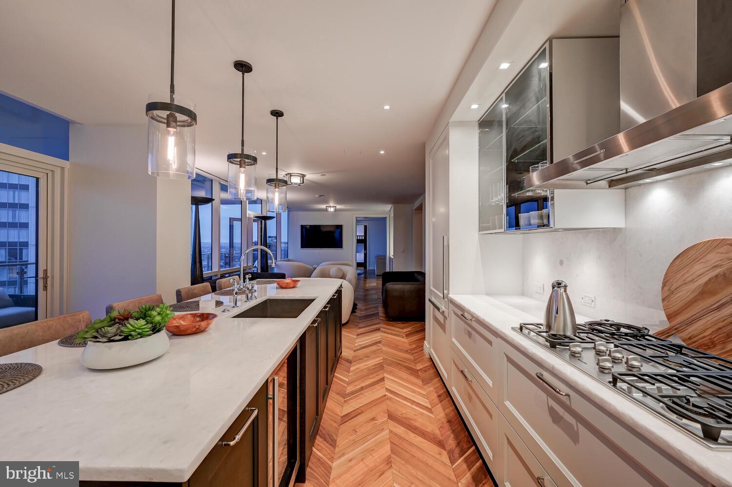 FOUR SEASONS PRIVATE RESIDENCES - Residential