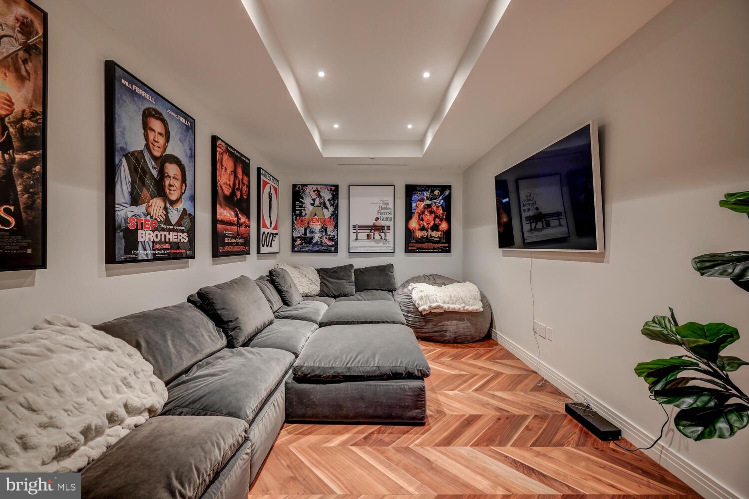 FOUR SEASONS PRIVATE RESIDENCES - Residential