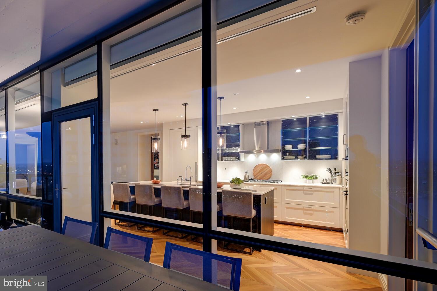 FOUR SEASONS PRIVATE RESIDENCES - Residential