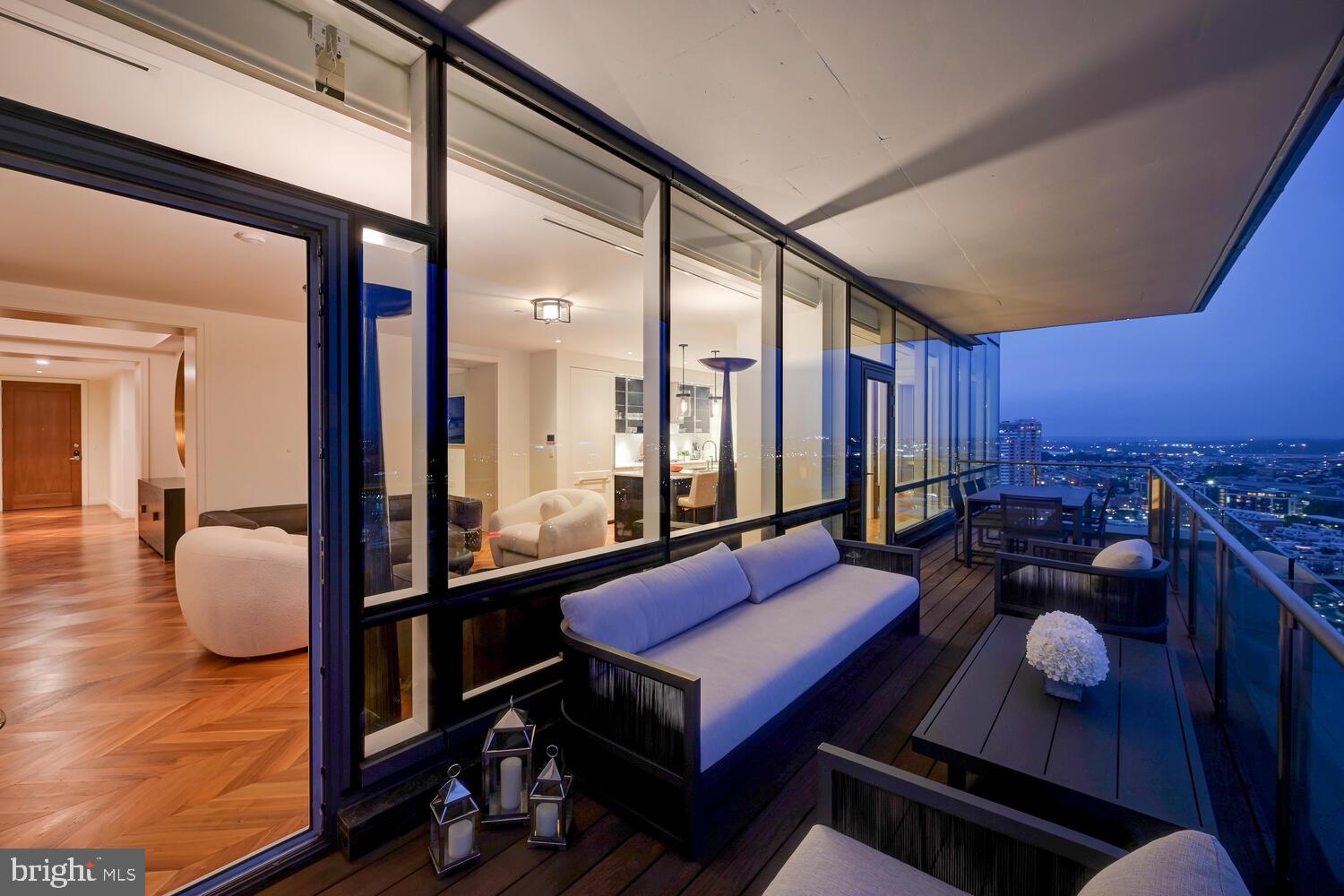 FOUR SEASONS PRIVATE RESIDENCES - Residential