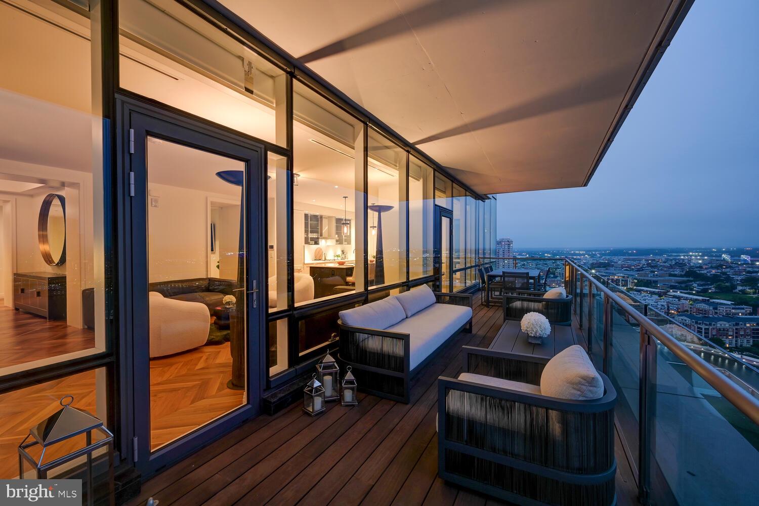 FOUR SEASONS PRIVATE RESIDENCES - Residential