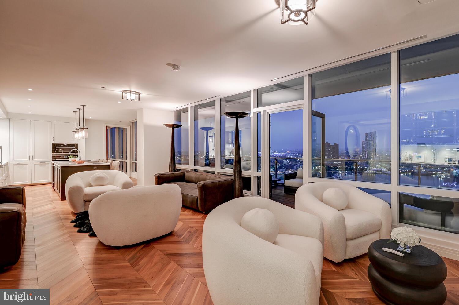 FOUR SEASONS PRIVATE RESIDENCES - Residential