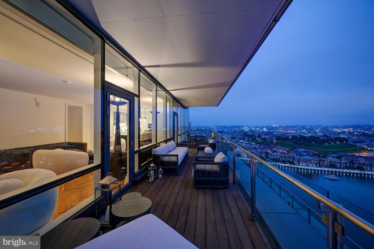 FOUR SEASONS PRIVATE RESIDENCES - Residential