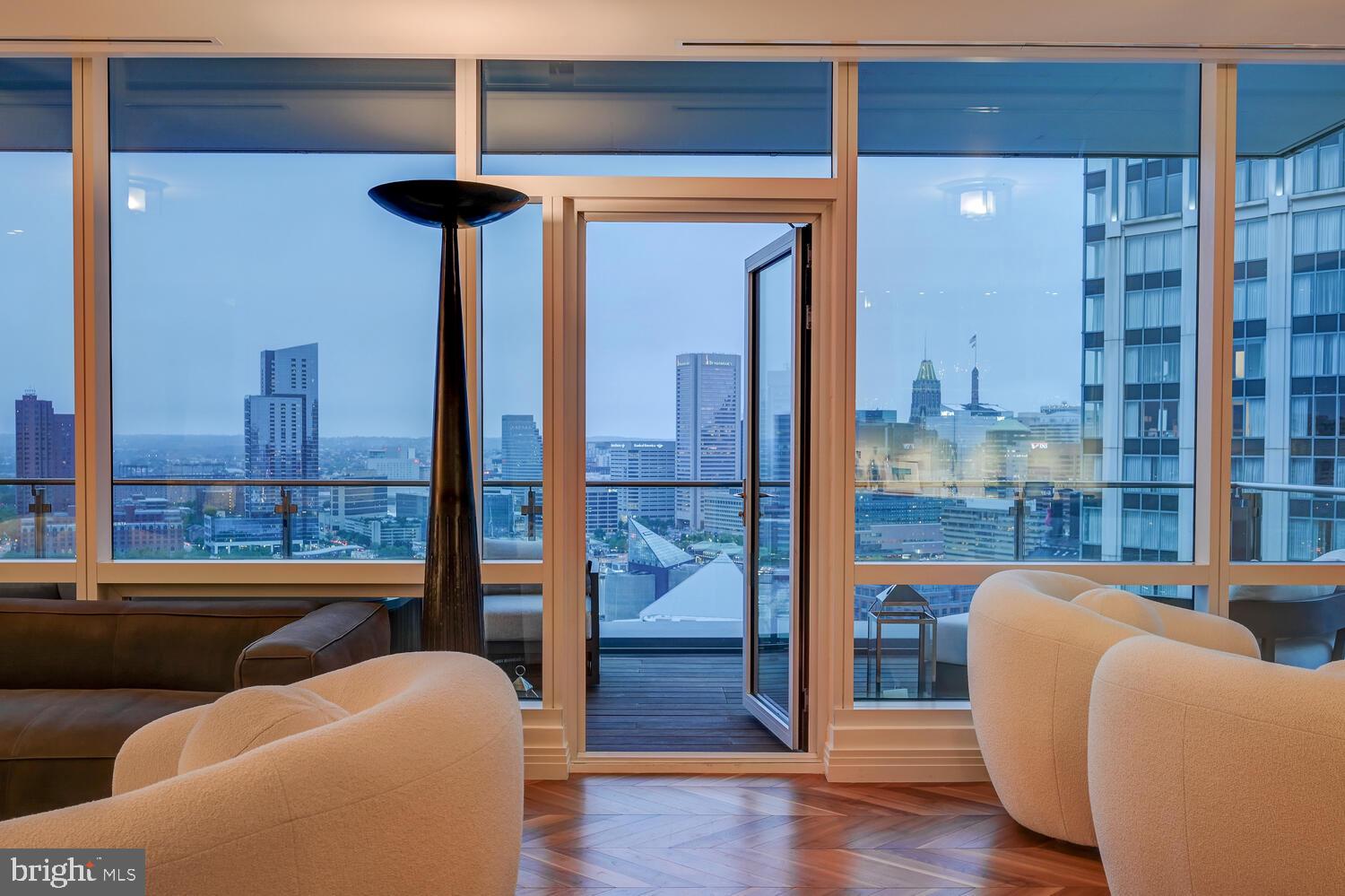 FOUR SEASONS PRIVATE RESIDENCES - Residential