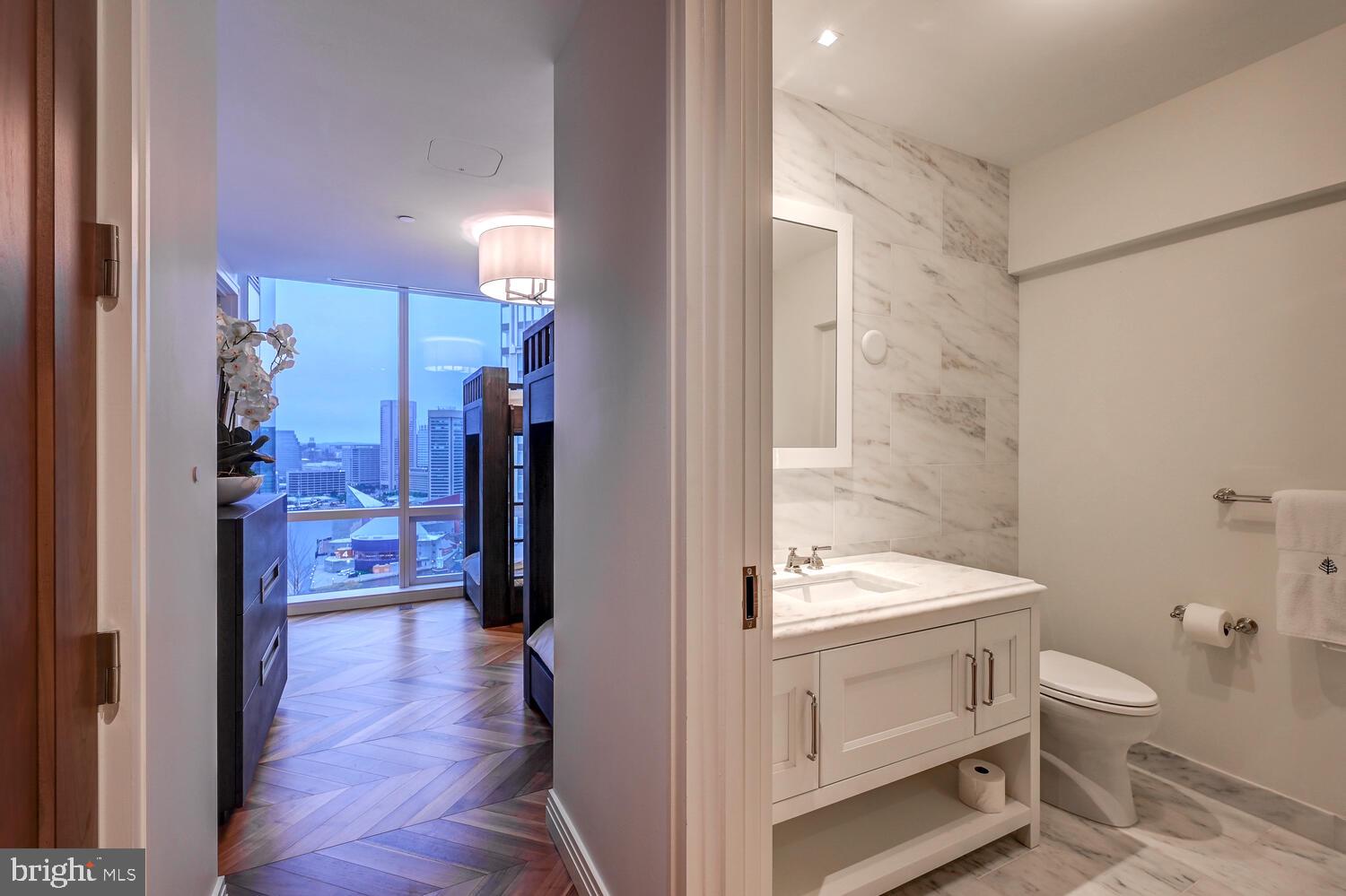 FOUR SEASONS PRIVATE RESIDENCES - Residential