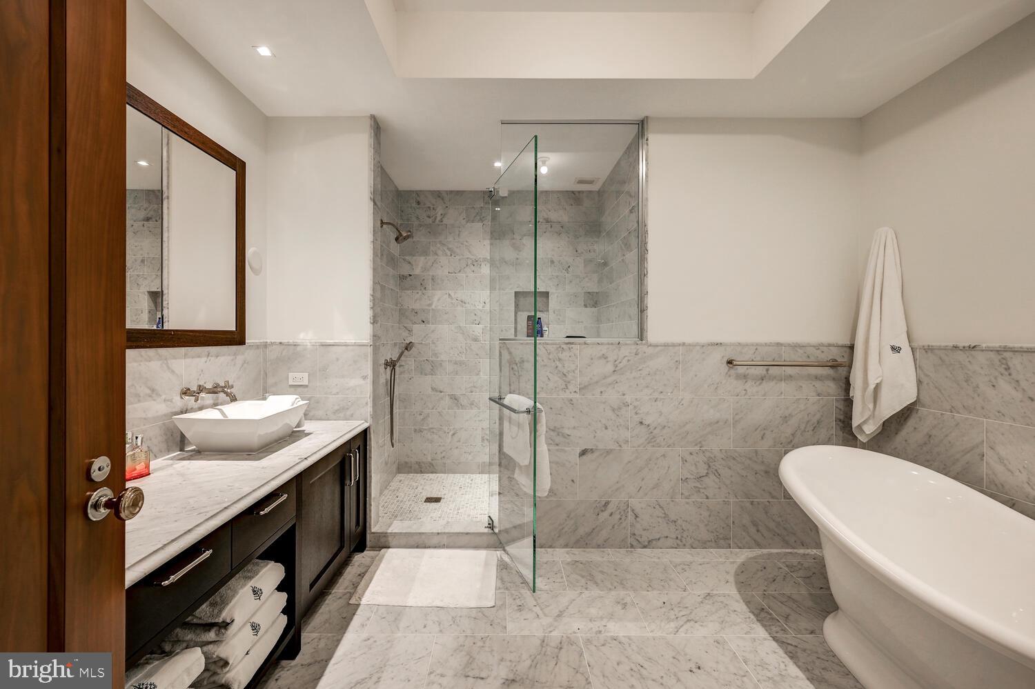 FOUR SEASONS PRIVATE RESIDENCES - Residential