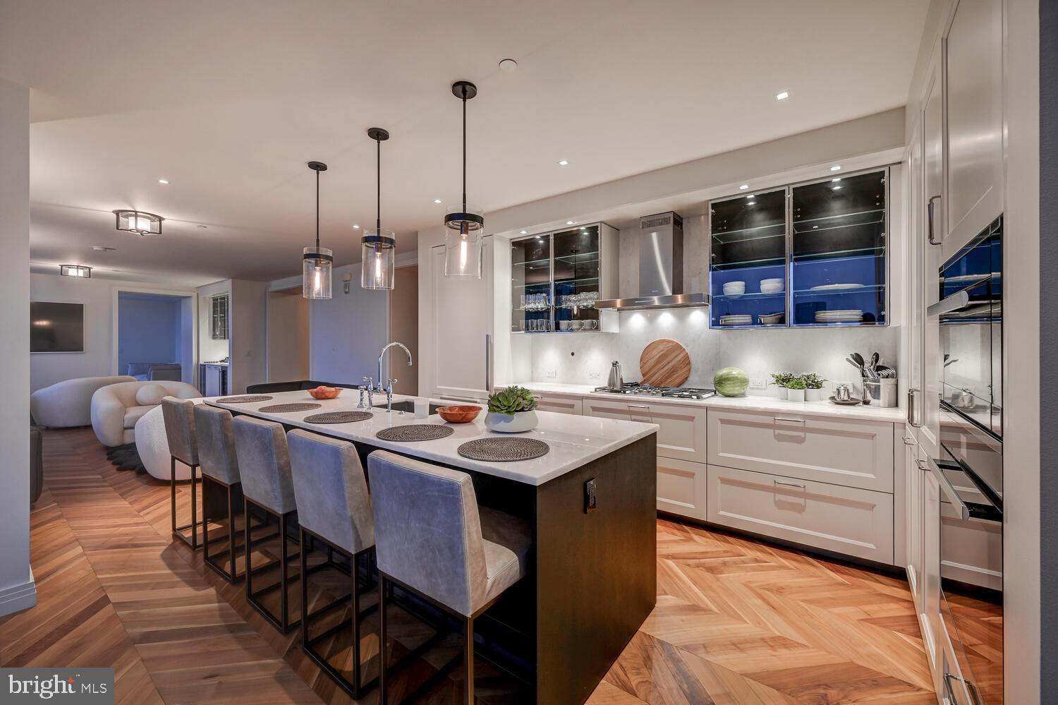 FOUR SEASONS PRIVATE RESIDENCES - Residential