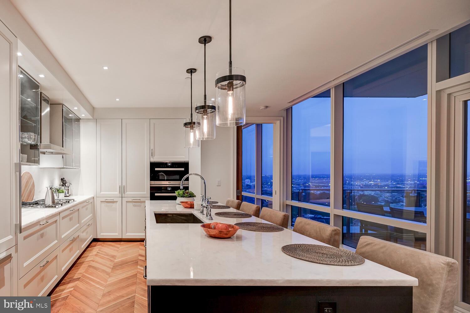 FOUR SEASONS PRIVATE RESIDENCES - Residential