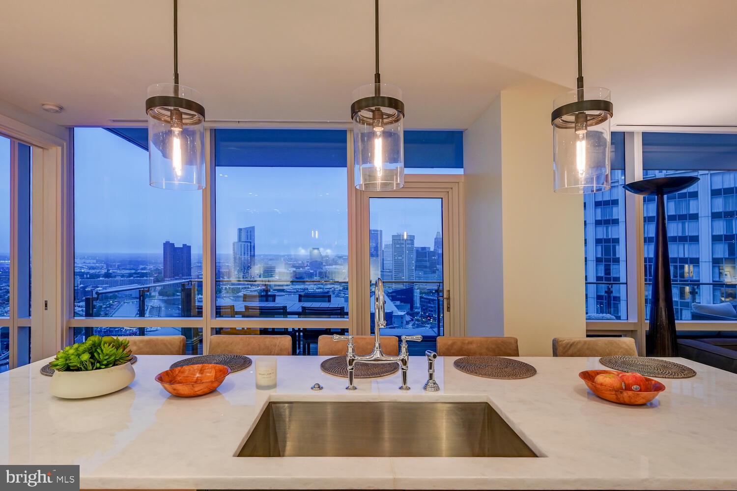 FOUR SEASONS PRIVATE RESIDENCES - Residential