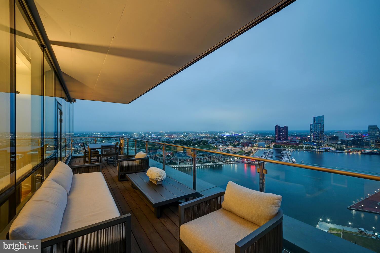 FOUR SEASONS PRIVATE RESIDENCES - Residential