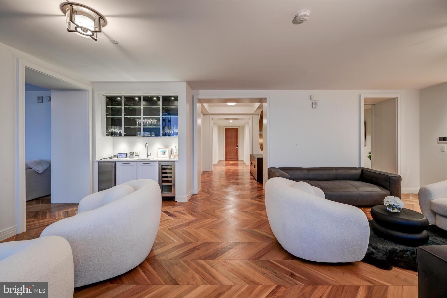 FOUR SEASONS PRIVATE RESIDENCES - Residential