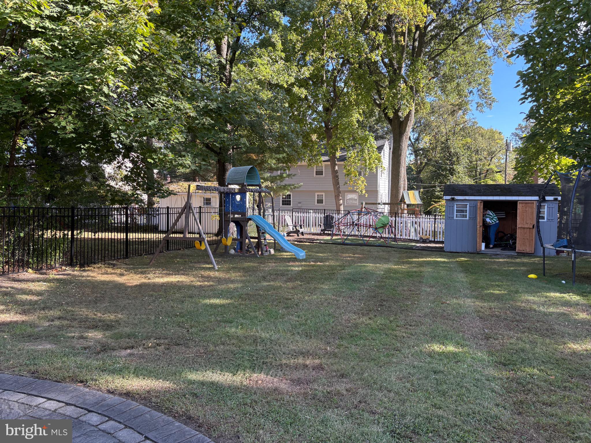 4 E SUTTON AVENUE
