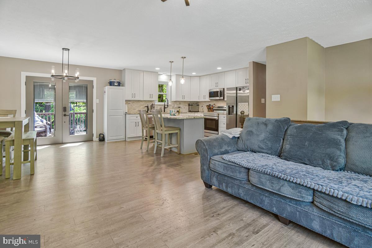 COUNTRY LAKES - Residential