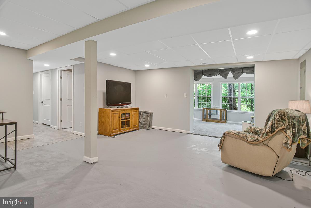 COUNTRY LAKES - Residential