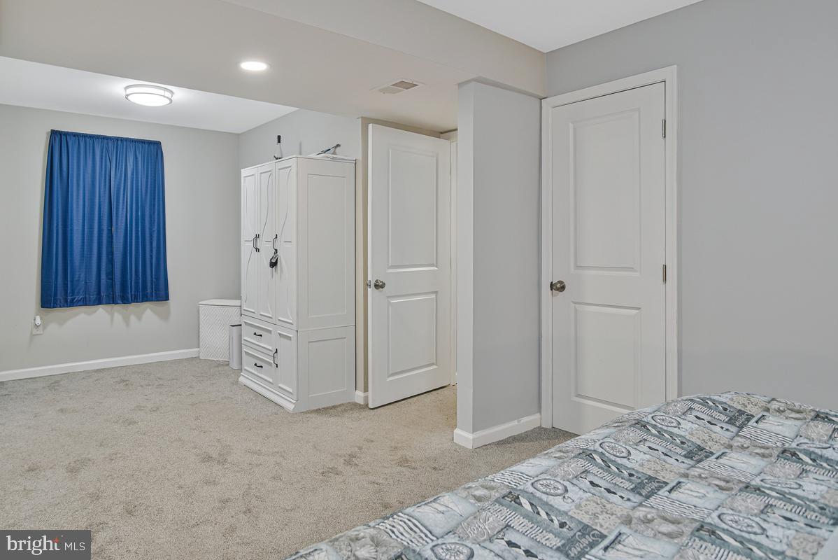 COUNTRY LAKES - Residential