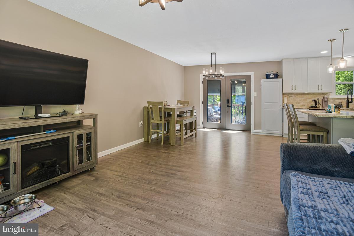 COUNTRY LAKES - Residential