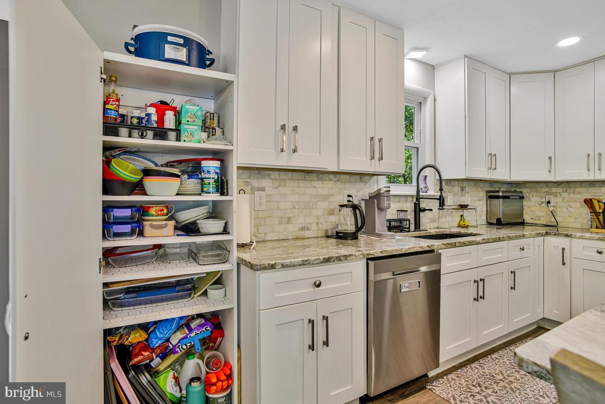 COUNTRY LAKES - Residential