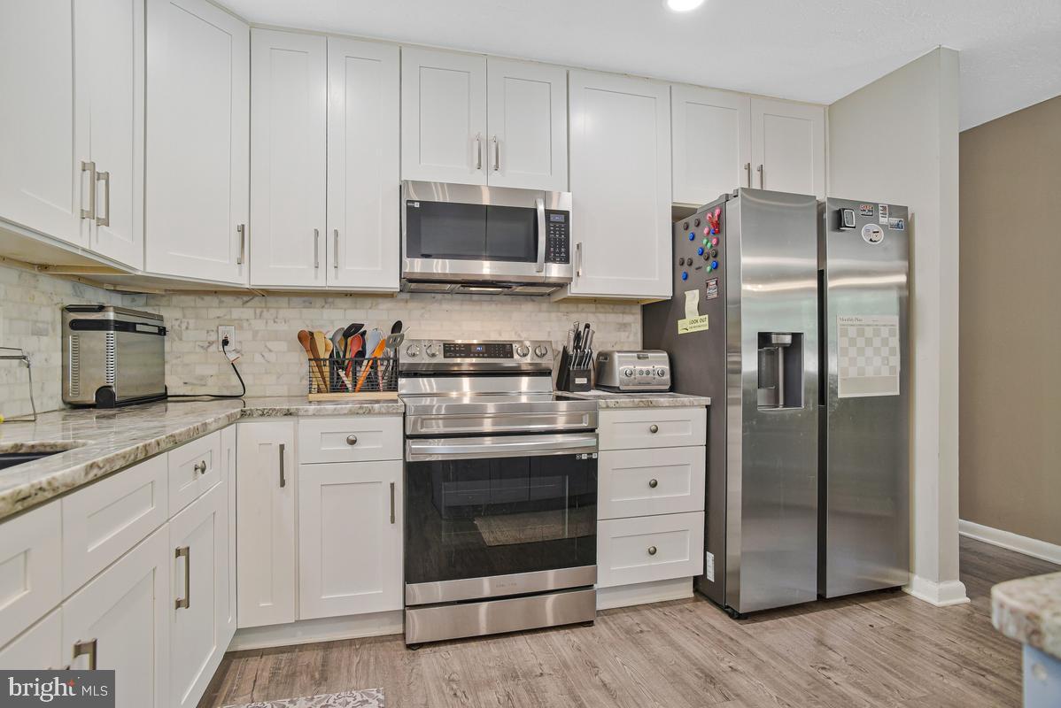 COUNTRY LAKES - Residential