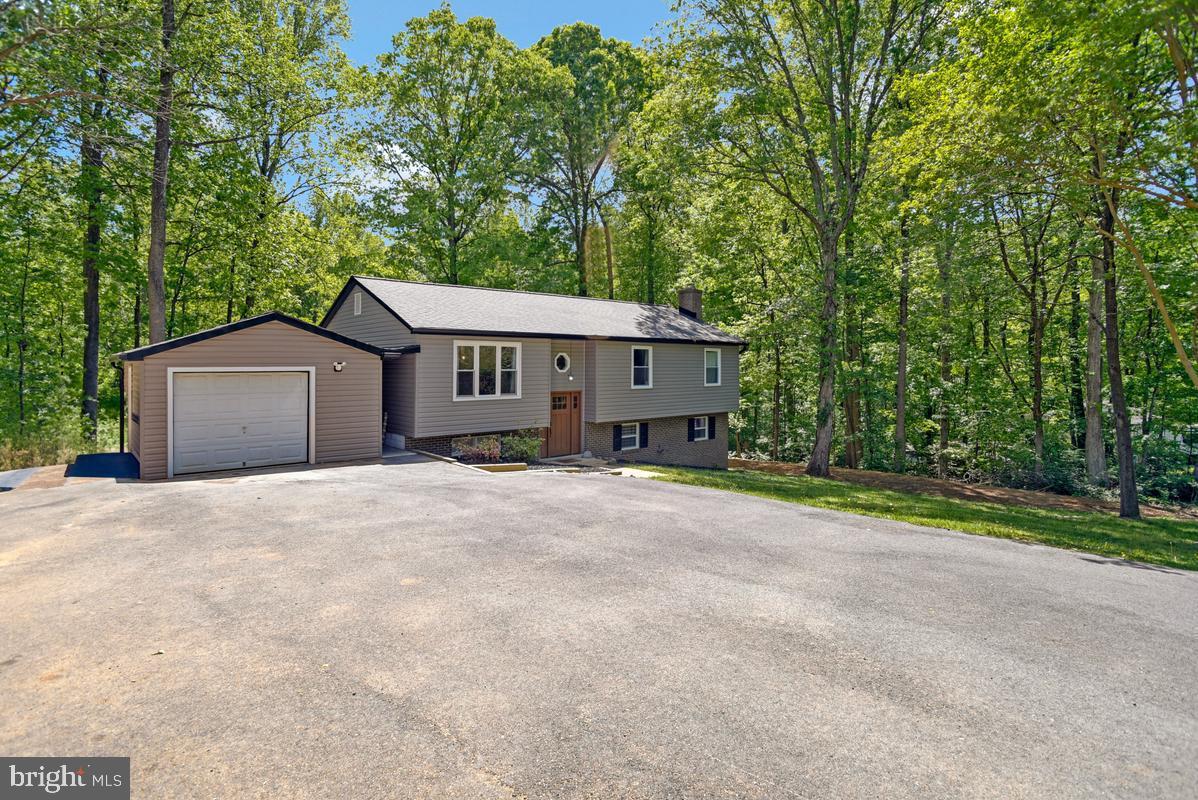 COUNTRY LAKES - Residential