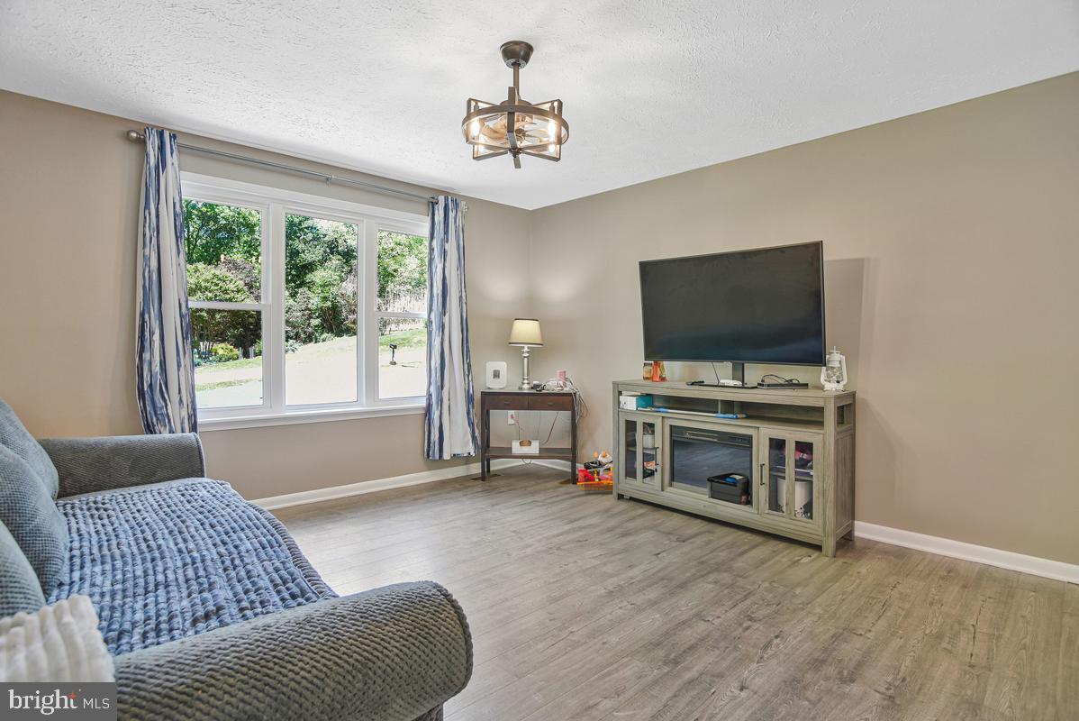 COUNTRY LAKES - Residential