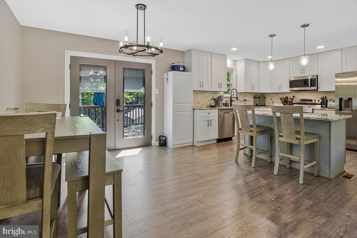 COUNTRY LAKES - Residential