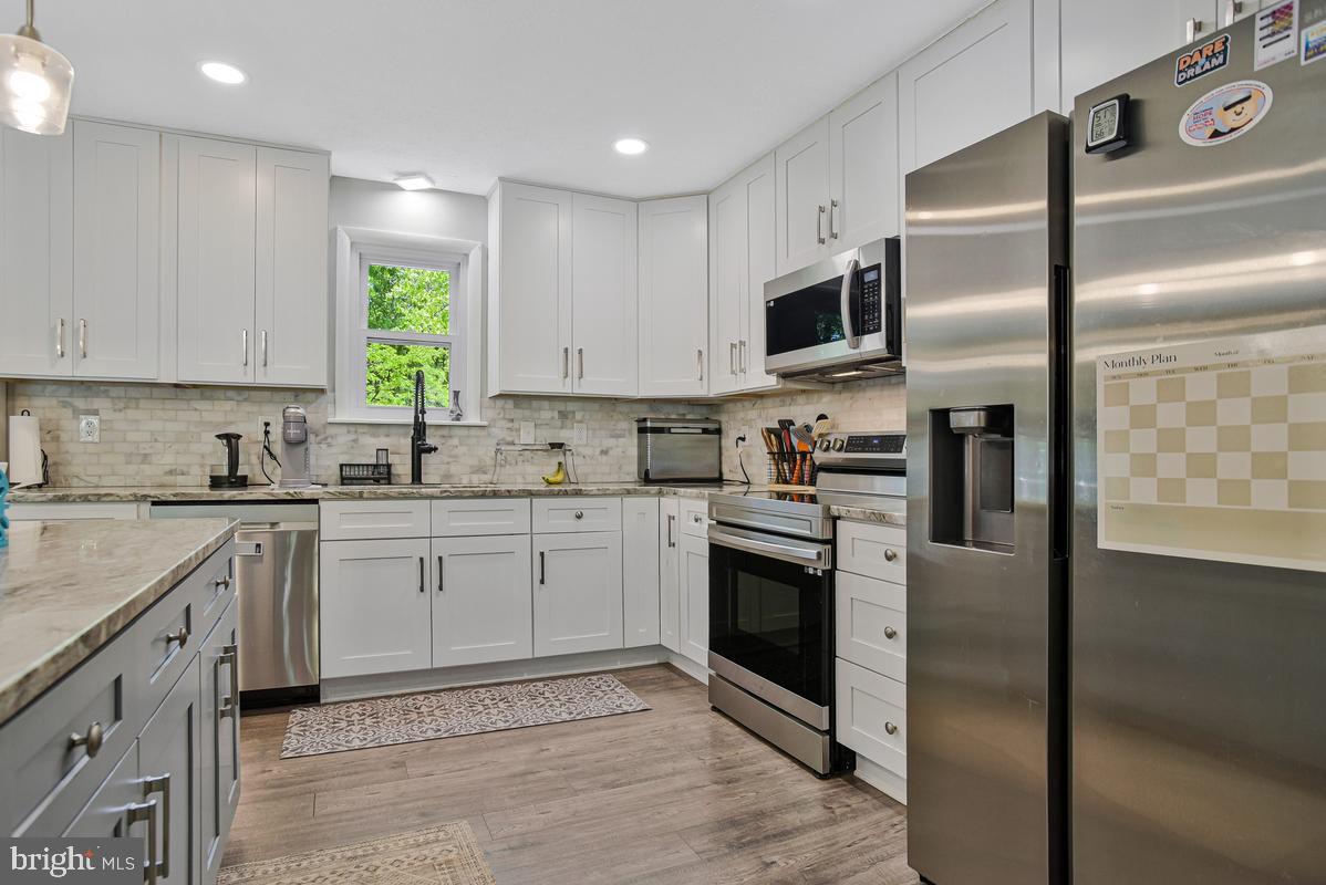 COUNTRY LAKES - Residential