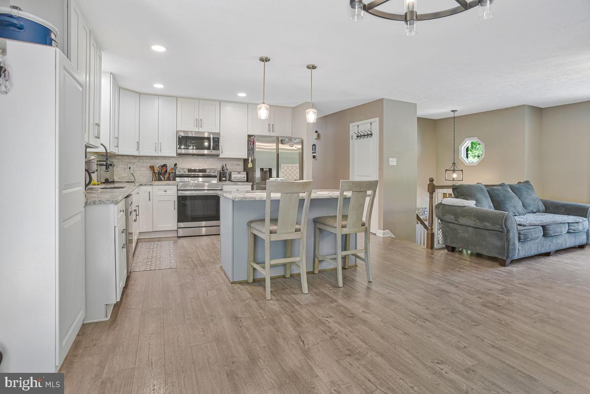 COUNTRY LAKES - Residential