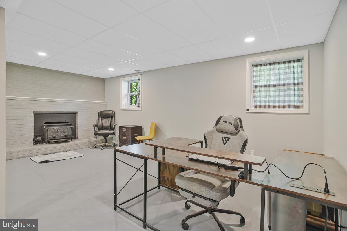 COUNTRY LAKES - Residential