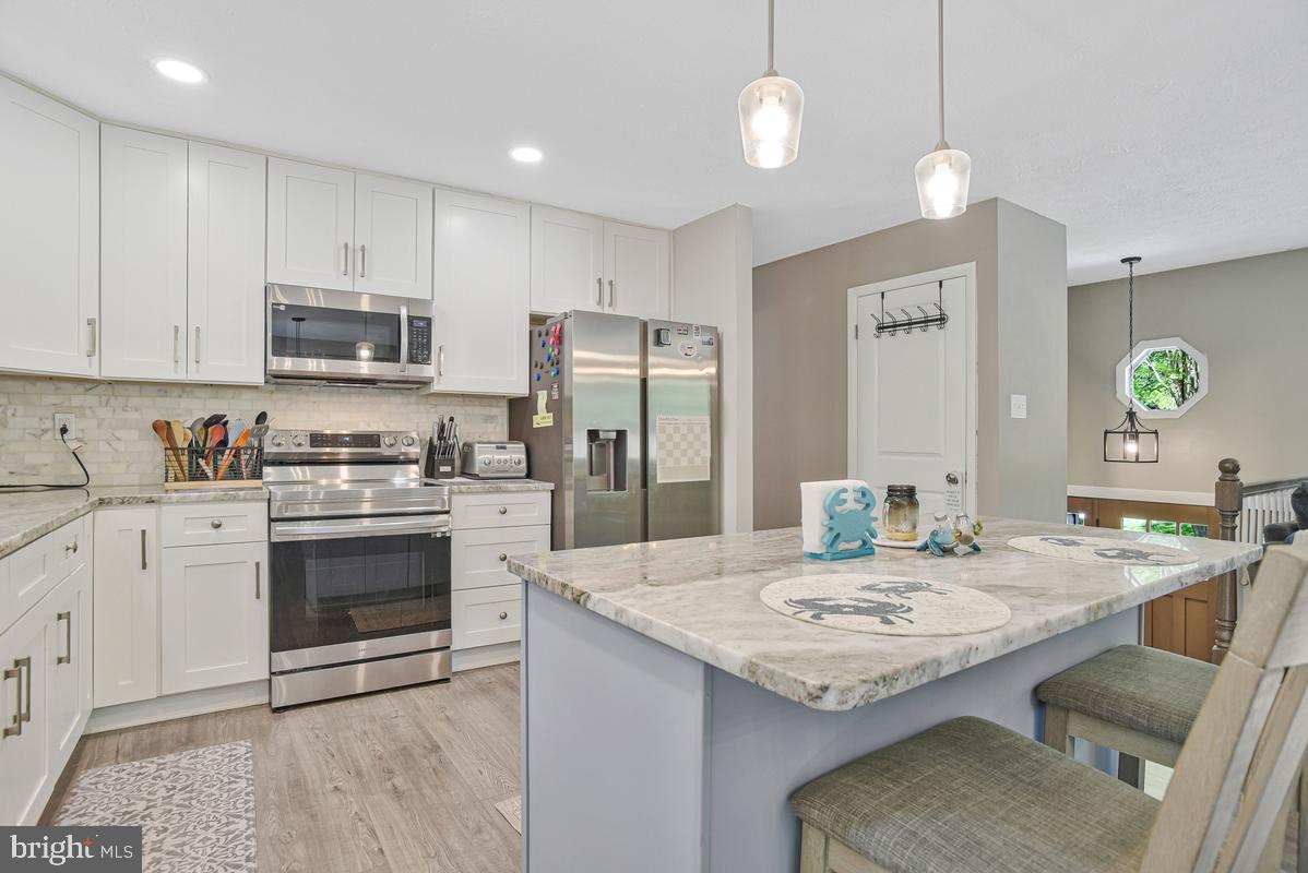 COUNTRY LAKES - Residential