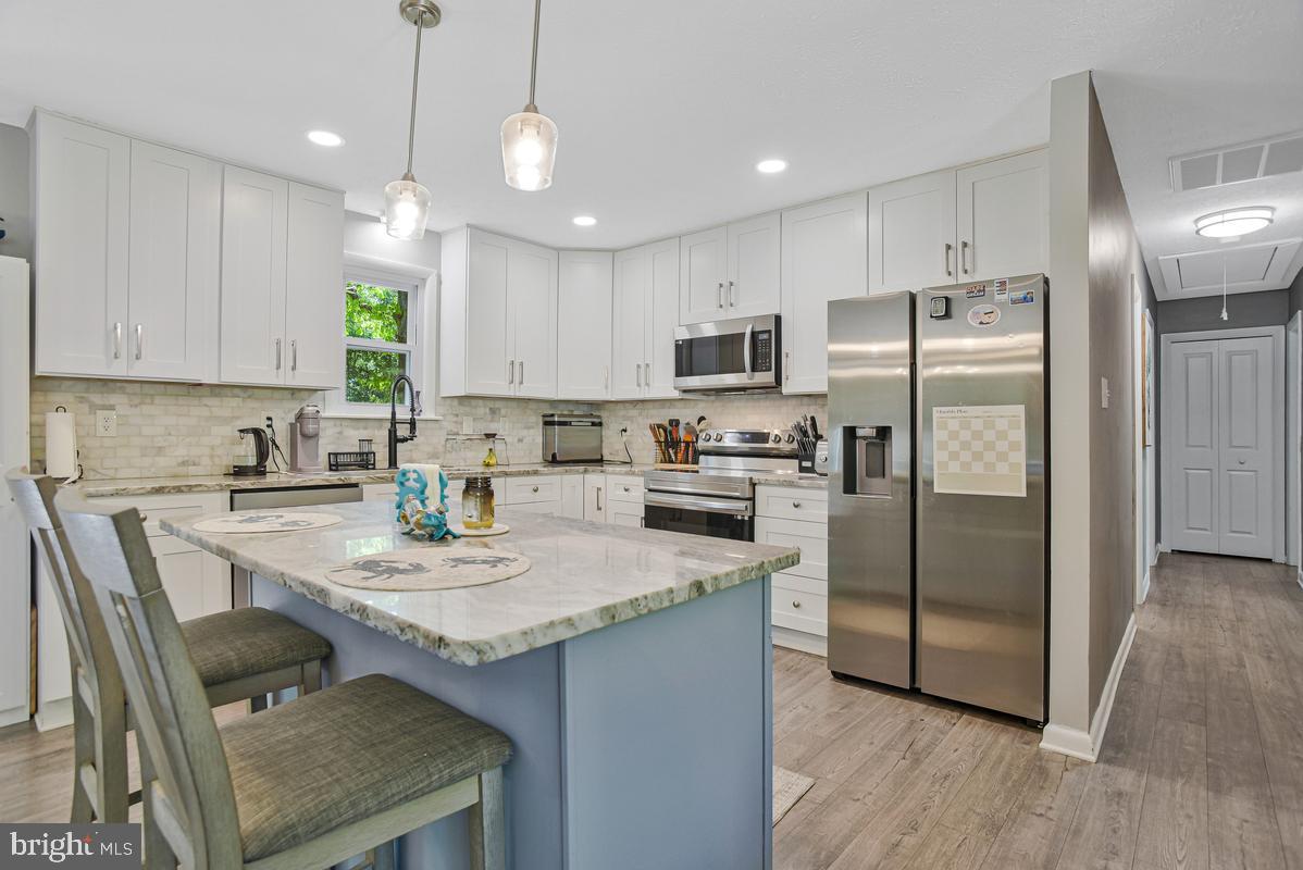 COUNTRY LAKES - Residential