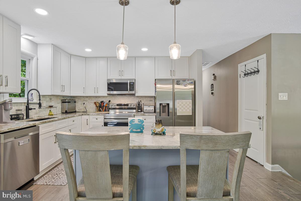 COUNTRY LAKES - Residential