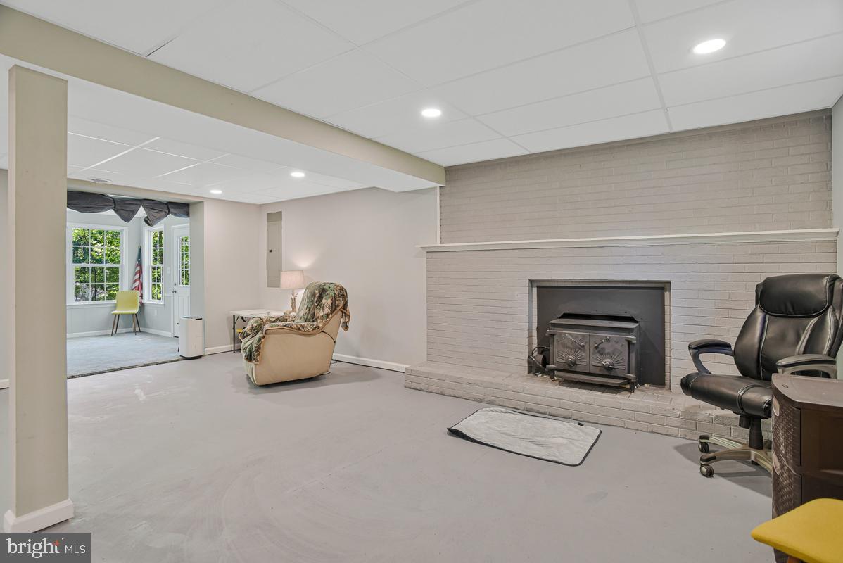 COUNTRY LAKES - Residential