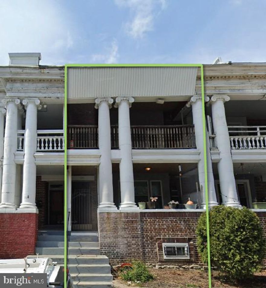 Fantastic duplex in University City. The property features two large 3 bed/ 3 bath units, which have been fully renovated, featuring new kitchen, bathrooms, flooring, and systems. Units are self-contained. Great location with close proximity to Upenn, Drexel, and center city. Ideal for investors and owner-occupants. The seller also has other properties for sale in the direct vicinity and would consider a package deal.