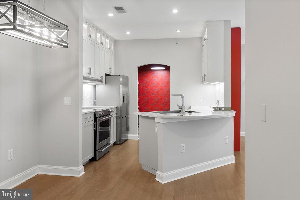 Discover urban convenience and comfort in this stylish 2-bedroom, 2-bathroom apartment located in the heart of downtown Charlottesville. Situated at 720 Walker Square, Unit 2B, this residence offers:
Prime Location: Enjoy easy access to shops, restaurants, and entertainment venues within walking distance.
Modern Interior: Bright and airy living spaces complemented by large windows and contemporary finishes.
Kitchen: Fully equipped with stainless steel appliances and ample cabinet space.
Master Suite: Includes a spacious bedroom with an ensuite bathroom.
Additional Features: In-unit laundry facilities, hardwood floors throughout, and designated parking space.
Experience the convenience of downtown living in this well-maintained apartment. Contact us today to schedule a viewing!