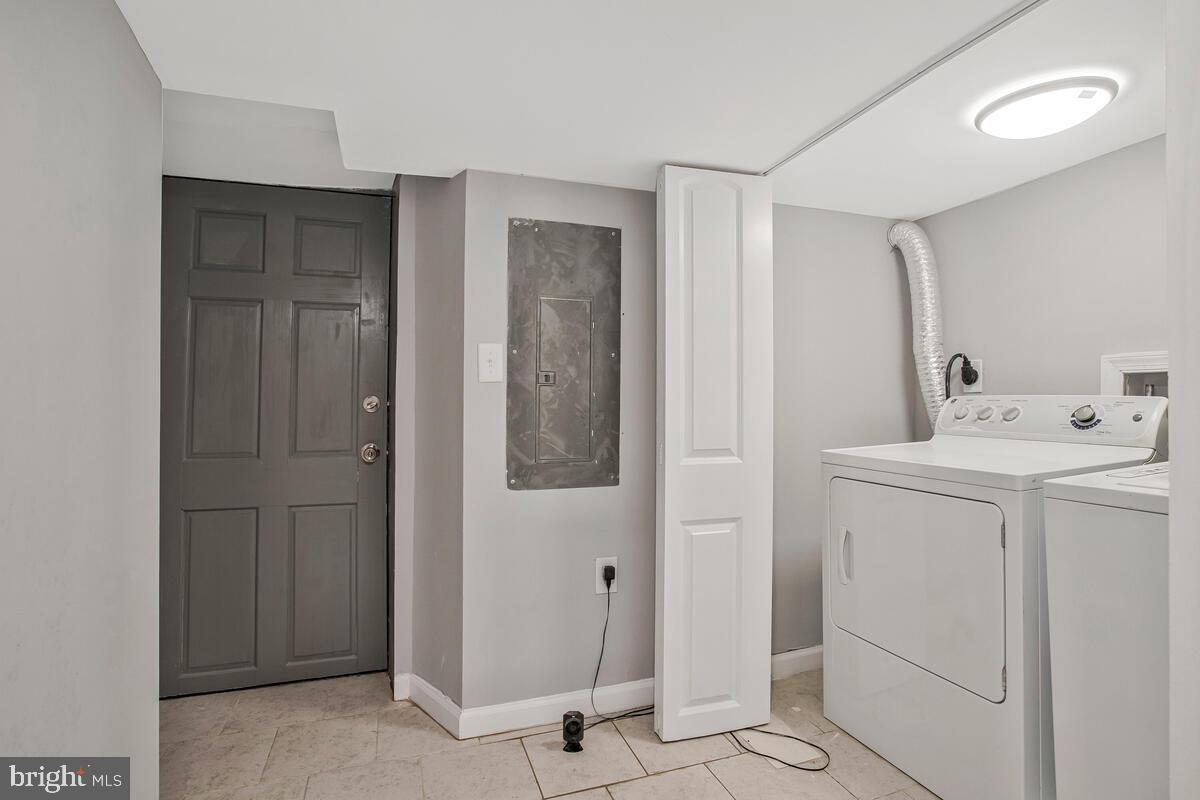 HOLLINS MARKET - Residential