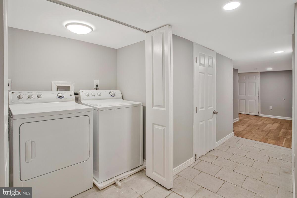 HOLLINS MARKET - Residential