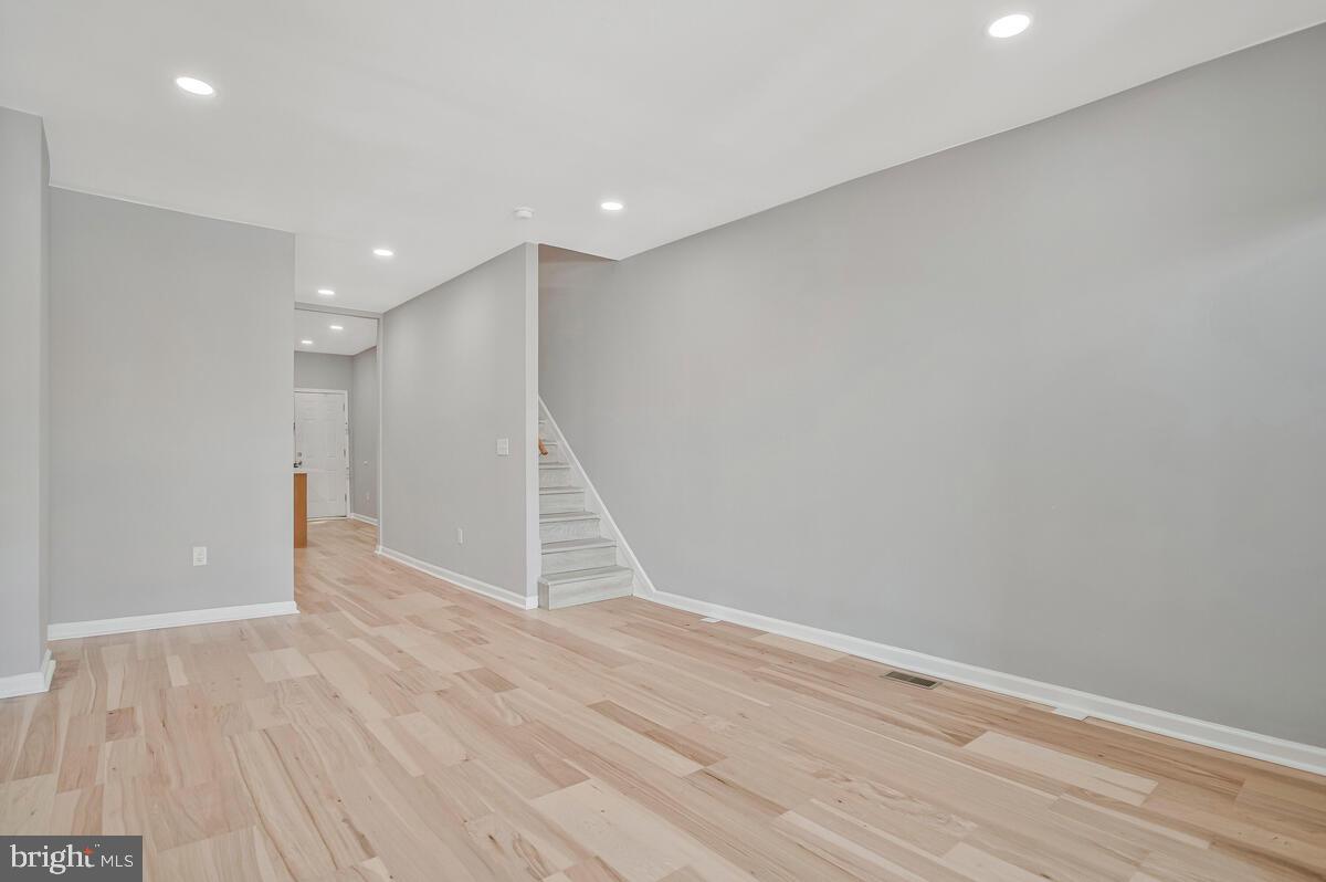 HOLLINS MARKET - Residential
